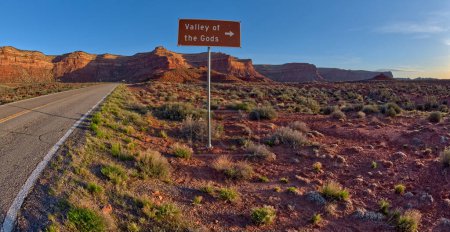 Das südliche Ortseingangsschild für Valley of the Gods am Highway 261 in Utah. Das Hotel liegt nordwestlich von Monument Valley und Mexican Hat.