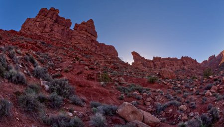 Die Felsformation namens Rudolph and Santa at Valley of the Gods. Sie ist von der Hauptstraße aus sichtbar, die durch das Tal führt. Nordwestlich des Monument Valley und des mexikanischen Hat Utah gelegen.