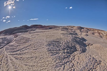 Foto de Una erosionante colina de arcilla bentonita gris en una mesa cerca de Hamilili Point en el extremo sur del Parque Nacional Bosque Petrificado Arizona. - Imagen libre de derechos