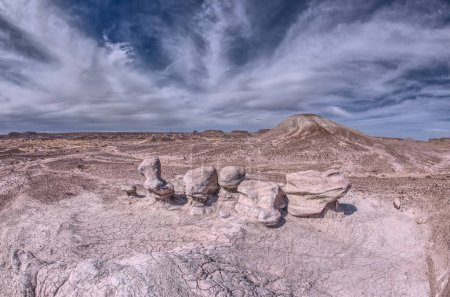 Foto de Piedra arenisca blanda que ha sido esculpida por fuertes vientos en el Parque Nacional Bosque Petrificado Arizona. - Imagen libre de derechos