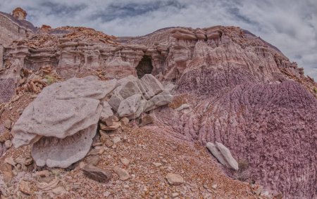 Foto de Una cueva de cascada poco profunda tallada en el acantilado de bentonita debajo del lado sur de Mesa Azul en el Parque Nacional Bosque Petrificado Arizona. - Imagen libre de derechos