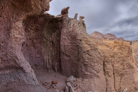 Una cueva poco profunda tallada en una pared de acantilado debajo de la Mesa Azul en el Parque Nacional Bosque Petrificado Arizona.