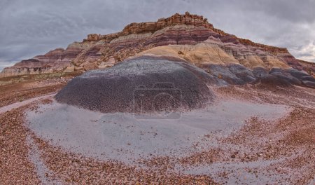 Foto de Los acantilados del norte de Blue Mesa en el Parque Nacional Bosque Petrificado Arizona. - Imagen libre de derechos