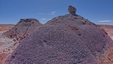 Foto de Anvil Hill a la izquierda, y Crystal Butte en primer plano al oeste de Hamilili Point en Petrified Forest National Park Arizona. - Imagen libre de derechos