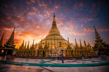 Téléchargez les photos : Pagode Shwedagon à Yangon, Myanmar à l'aube. - en image libre de droit