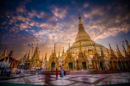 Téléchargez les photos : YANGON, MYANMAR - 17 OCTOBRE 2015 : Les fidèles du petit matin visitent la pagode Shwedagon. La pagode Shwedagon est la pagode bouddhiste la plus sacrée du Myanmar
. - en image libre de droit