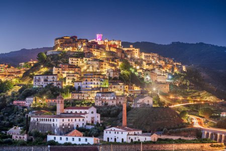 Corigliano Calabro, Italien Hügel Stadtbild bei blauer Stunde.