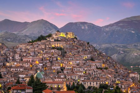 Morano Calabro, Italia hermoso pueblo en la cima de la colina al atardecer.