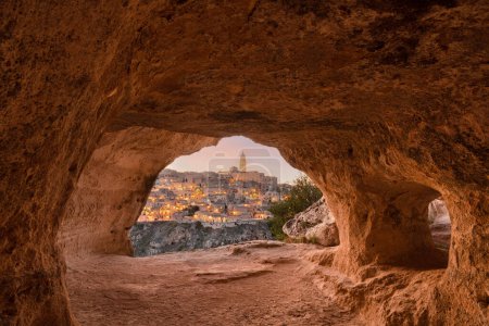 Téléchargez les photos : Matera, Italie vue de l'intérieur d'une ancienne grotte au crépuscule. - en image libre de droit