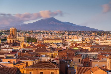 Foto de Catania, Sicilia, Italia skyline con Mt. Etna al atardecer. - Imagen libre de derechos