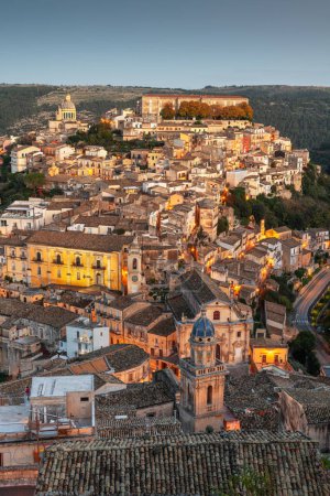 Téléchargez les photos : Ragusa Ibla, Italie vue sur la ville au crépuscule en Sicile. - en image libre de droit