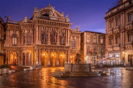 Foto de Catania, Sicilia, Italia en Bellini Plaza por la noche. - Imagen libre de derechos