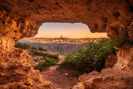 Téléchargez les photos : Matera, Italie à travers les grottes préhistoriques. - en image libre de droit
