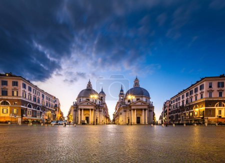 Téléchargez les photos : Églises jumelles de Piazza del Popolo à Rome, Italie au crépuscule. - en image libre de droit