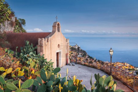 Foto de Taormina, Sicilia, Italia con la antigua Iglesia de San Biagio al atardecer. - Imagen libre de derechos