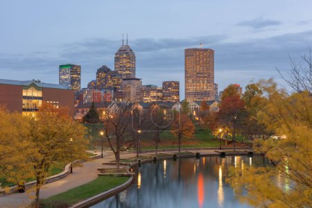 Téléchargez les photos : Indianapolis, Indiana, USA promenade fluviale et skyline au crépuscule dans la soirée. - en image libre de droit