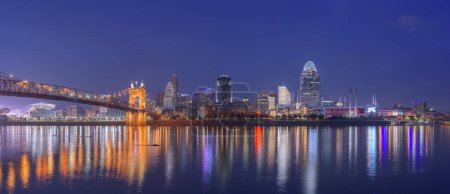 Téléchargez les photos : Cincinnati, Ohio, États-Unis skyline du centre-ville et pont sur la rivière au crépuscule
. - en image libre de droit
