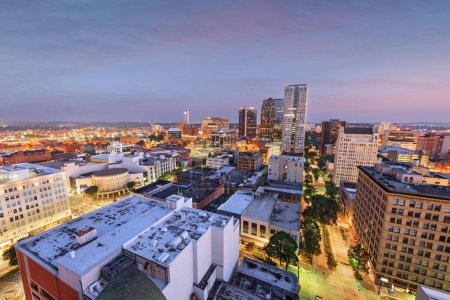 Foto de Birmingham, Alabama, USA skyline céntrico de la ciudad desde arriba en el crepúsculo. - Imagen libre de derechos