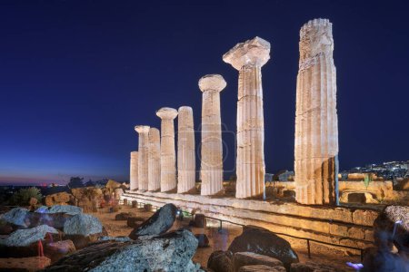 Téléchargez les photos : Restes du Temple d'Héraclès à Agrigente, Italie la nuit. - en image libre de droit