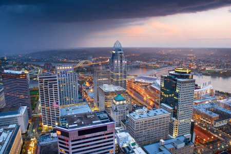 Foto de Cincinnati, Ohio, Estados Unidos skyline en el río al atardecer
. - Imagen libre de derechos