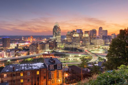 Foto de Cincinnati, Ohio, Estados Unidos paisaje urbano al atardecer
. - Imagen libre de derechos