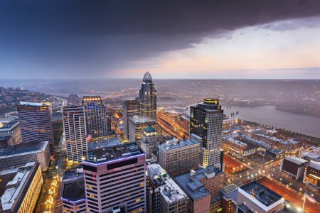 Téléchargez les photos : Cincinnati, Ohio, États-Unis skyline on the river at dusk
. - en image libre de droit