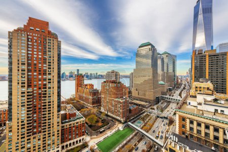 Foto de Nueva York, Nueva York, Estados Unidos paisaje urbano del distrito financiero sobre la autopista West Side por la tarde. - Imagen libre de derechos