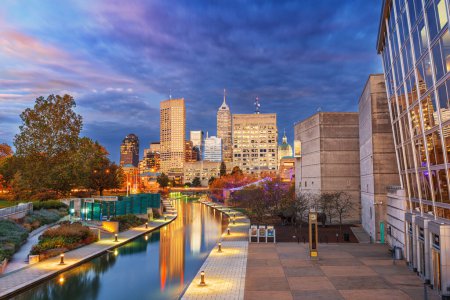 Téléchargez les photos : Indianapolis, Indiana, USA Paysage urbain du centre-ville au-dessus de la rivière promenade au crépuscule. - en image libre de droit