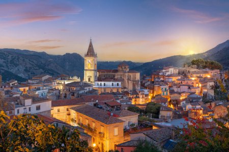 Téléchargez les photos : Novara di Sicilia, Italie village sur l'île de Sicile à l'aube. - en image libre de droit