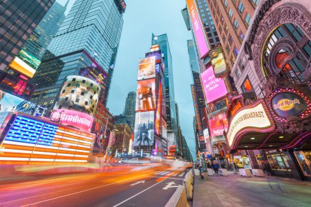 Foto de NUEVA YORK CITY, EE.UU. - 5 DE DICIEMBRE DE 2017: Times Square en Manhattan al atardecer. - Imagen libre de derechos