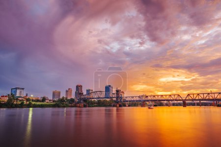 Téléchargez les photos : Little Rock, Arkansas, États-Unis skyline du centre-ville sur la rivière Arkansas à l'aube. - en image libre de droit