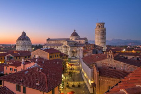 Foto de Pisa, Italia vista de la ciudad al atardecer. - Imagen libre de derechos