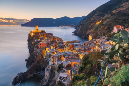 Foto de Vernazza, La Spezia, Liguria, Italia en la región de Cinque Terre al atardecer. - Imagen libre de derechos