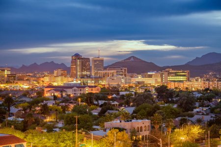 Téléchargez les photos : Tucson, Arizona, États-Unis skyline du centre-ville avec Sentinel Peak au crépuscule. (Mountaintop "A" pour "Arizona"
") - en image libre de droit