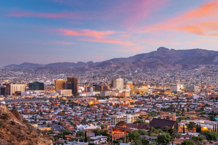 Téléchargez les photos : El Paso, Texas, États-Unis skyline du centre-ville au crépuscule avec Juarez, Mexique au loin
. - en image libre de droit