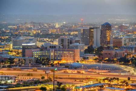 Tucson, Arizona, USA skyline céntrico de la ciudad en el crepúsculo.