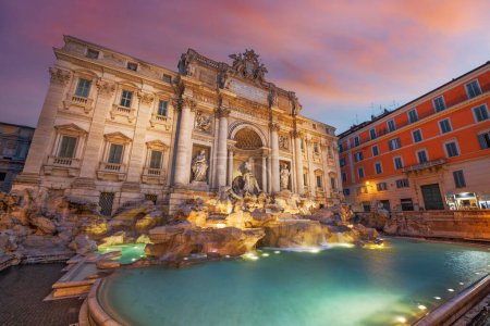 Téléchargez les photos : Rome, Italie à la fontaine de Trevi au petit matin. - en image libre de droit