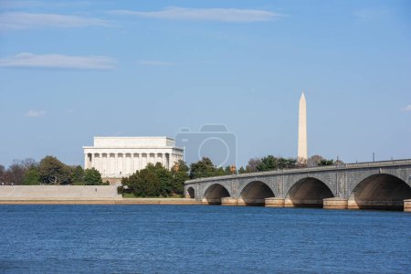 Téléchargez les photos : Washington DC, États-Unis skyline sur la rivière Potomac dans l'après-midi. - en image libre de droit