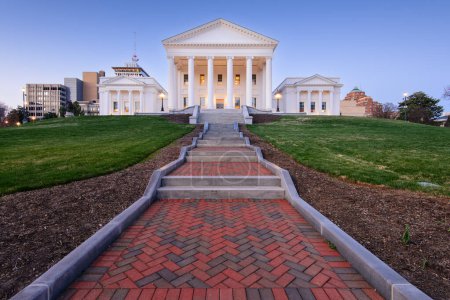 Téléchargez les photos : Virginia State Capitol à Richmond, Virginie, États-Unis au crépuscule. - en image libre de droit