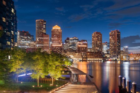 Foto de Boston, Massachusetts, USA downtown city skyline and pier at twilight. - Imagen libre de derechos