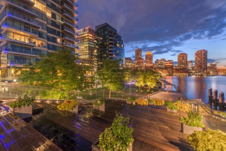 Téléchargez les photos : Boston, Massachusetts, USA downtown city skyline and pier at twilight. - en image libre de droit