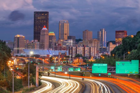 Téléchargez les photos : Pittsburgh, Pennsylvanie, États-Unis skyline du centre-ville sur les autoroutes à la tombée de la nuit. - en image libre de droit