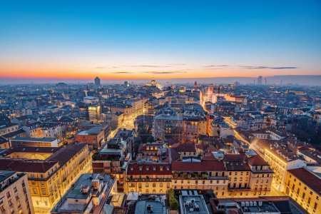 Téléchargez les photos : Milan, Italie aperçu aérien du paysage urbain au crépuscule. - en image libre de droit
