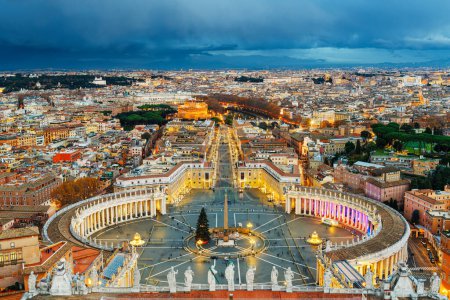 Foto de Ciudad del Vaticano con vistas a la Plaza de San Pedro rodeada de Roma, Italia al atardecer. - Imagen libre de derechos