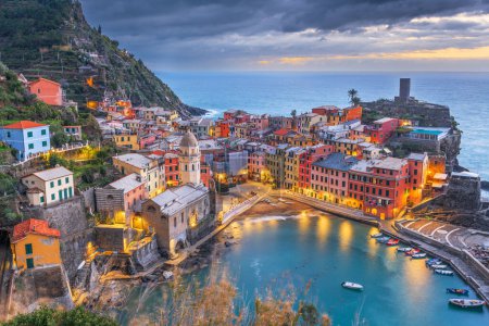 Foto de Vernazza, La Spezia, Liguria, Italia en la región de Cinque Terre al atardecer. - Imagen libre de derechos