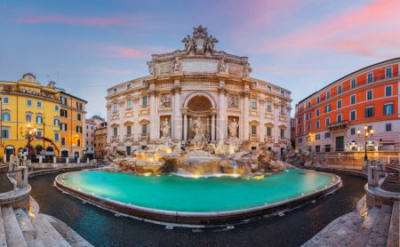 Téléchargez les photos : Rome, Italie à la fontaine de Trevi au petit matin. - en image libre de droit