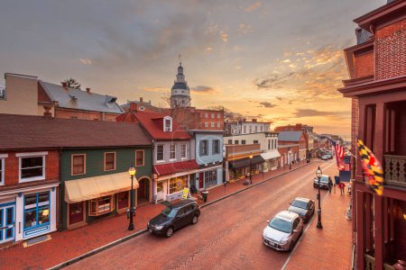 Foto de Annapolis, Maryland, Estados Unidos vista del centro de la ciudad sobre Main Street con la Casa de Estado al amanecer
. - Imagen libre de derechos