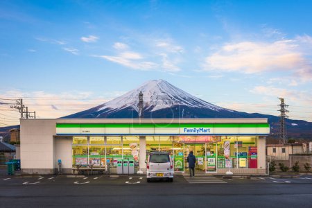 Téléchargez les photos : FUJIKAWAGUCHIKO, YAMANASHI, JAPON - 12 AVRIL 2017 : Magasin de proximité FamilyMart sous Mt. Fuji. FamilyMart est la deuxième plus grande entreprise de dépanneurs au Japon
. - en image libre de droit