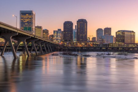 Téléchargez les photos : Richmond, Virginie, États-Unis skyline du centre-ville sur la rivière James - en image libre de droit