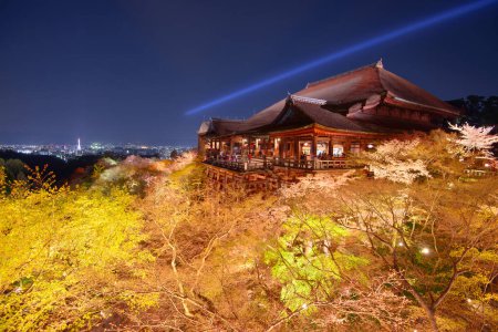 Téléchargez les photos : Kyoto, Japon au temple Kiyomizudera pendant la saison printanière la nuit. - en image libre de droit